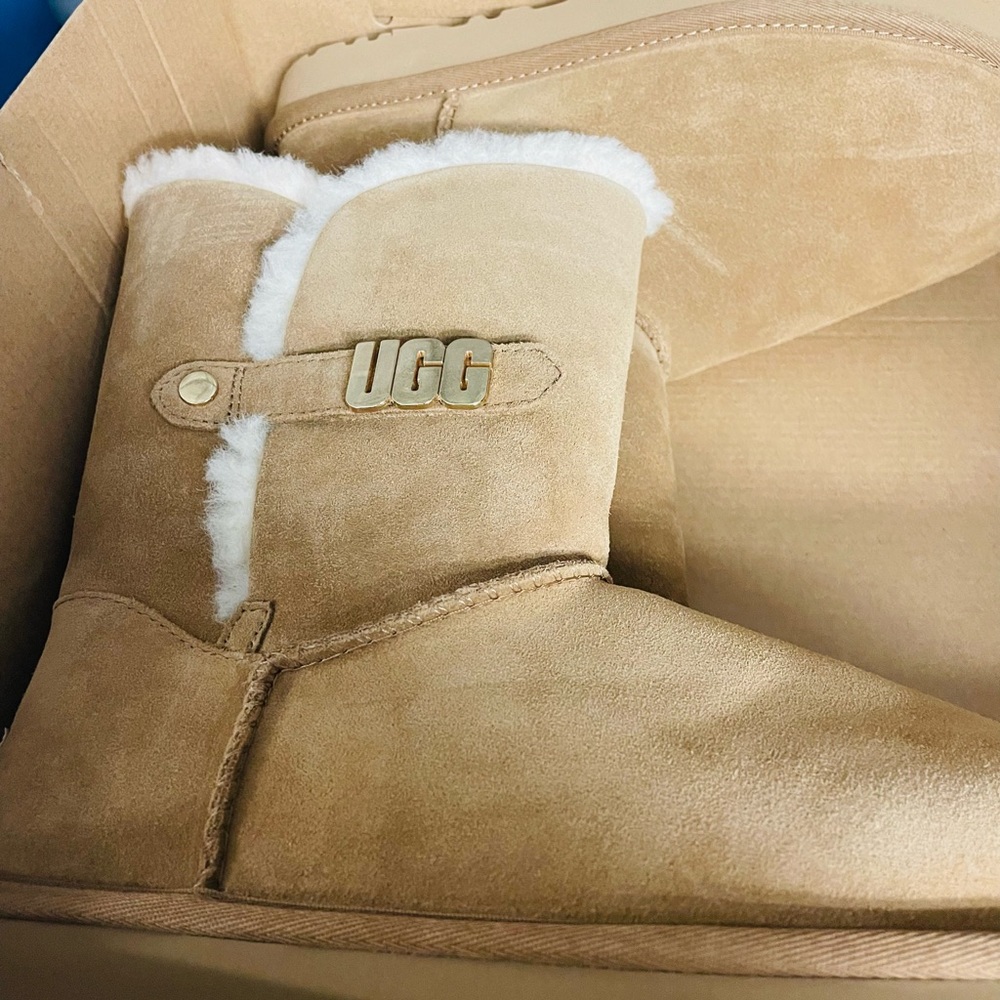NWT broken box ugg boots beautiful gold buckle